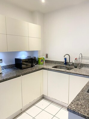 Microwave, electric kettle, blender, cookware/dishes/utensils - Spacious, Serene and Comfy 2-Bed in Mill Hill East With Free Parking (London)