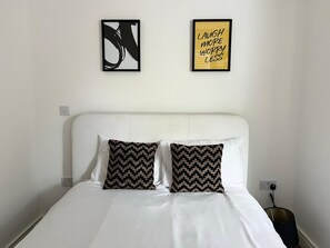2 bedrooms, in-room safe, desk, WiFi - Spacious, Serene and Comfy 2-Bed in Mill Hill East With Free Parking (London)