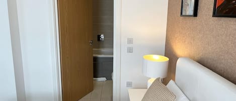 2 bedrooms, in-room safe, desk, WiFi