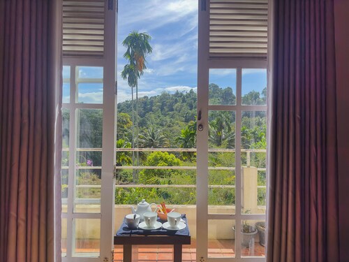 Charming 4-bedroom bed & breakfast in lovely Hindagala with WiFi, AC