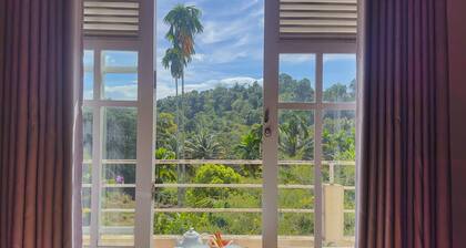 Charming 4-bedroom bed & breakfast in lovely Hindagala with WiFi, AC