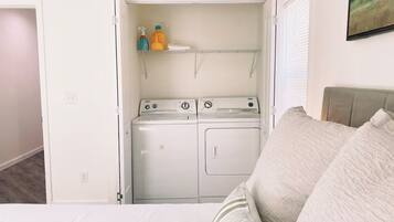 1 habitación, tabla de planchar con plancha, wifi y ropa de cama