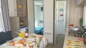 Refrigerador, parrilla de estufa, periquera y utensilios de cocina 