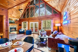 Smart TV, fireplace, video games, books - 15 min Dollywood, Game room, Hot tub, Shared Pool, Pets Welcome (Pigeon Forge)