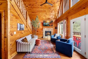 Smart TV, fireplace, video games, books - 1 mile from Parkway/Game, Fire Pit, Hot Tub, Shared Pool, Pets Welcome! (Pigeon Forge)