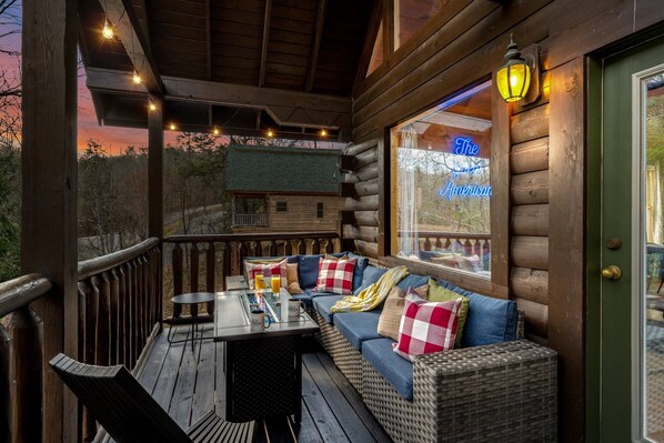 Property grounds - 1 mile from Parkway/Game, Fire Pit, Hot Tub, Shared Pool, Pets Welcome! (Pigeon Forge)