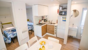 Kühlschrank, Mikrowelle, Wasserkocher mit Kaffee-/Teezubehör