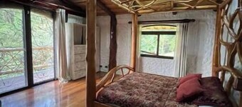 3-bedroom custom Tree house in welcoming Cartago with WiFi, waterfalls, trails