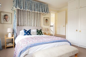 3 bedrooms, desk, iron/ironing board, travel crib