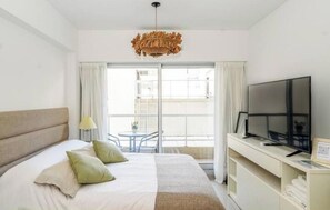 Tabla de planchar con plancha, wifi y ropa de cama