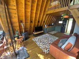 Chalet Deluxe, balcón, vistas al jardín | Zona de estar | Televisión de pantalla plana de 55 pulgadas con canales digitales
