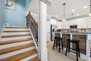 Tostapane, seggiolone, frullatore, carta assorbente