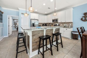 Tostapane, seggiolone, frullatore, carta assorbente