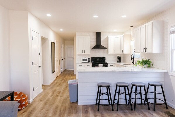 Mikrobølgeovn, ovn, kokeplater og oppvaskmaskin