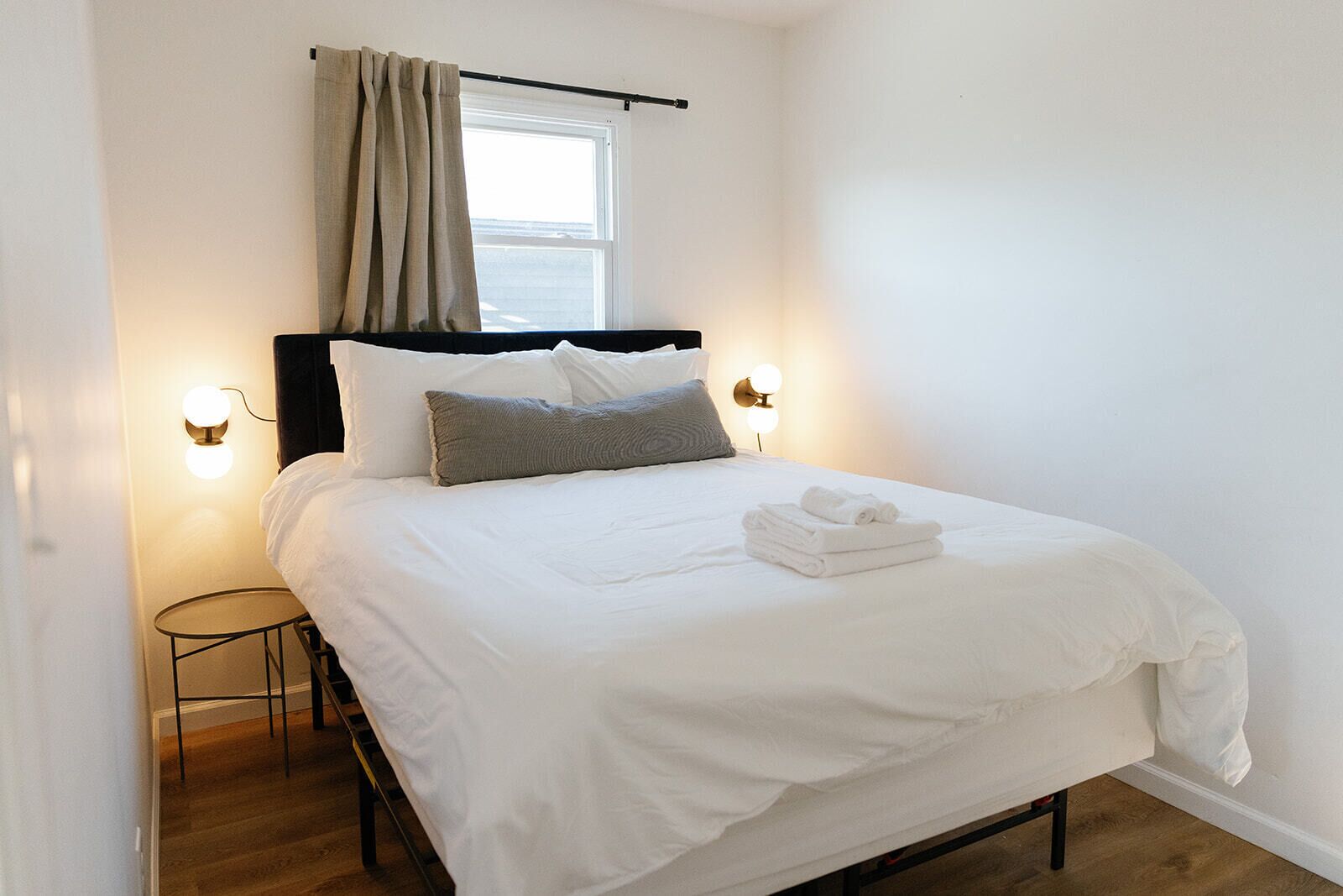 2 habitaciones, tabla de planchar con plancha, wifi y ropa de cama 