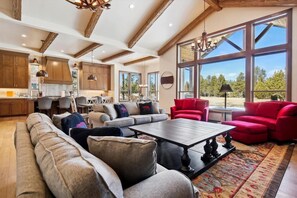 Interior - Dancing Rock "grandview Lodge" (Bend)