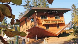 A wooden cabin with a slanted roof and a sign that reads "Wald Wiese." - 2 room family apartment "Vier Jahreszeiten" (Sankt Englmar)