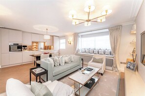 Apartment | Living area - 2bed-2bath-aircon-wifi-smarttv-ws98 (London)