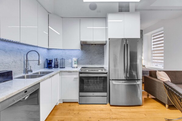 Apartment | 1 bedroom - Stylish 1BR At HWH by Oneluxstay (Los Angeles)