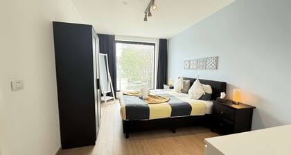 Spacious 3BR 2/5 BA Near Diamond District by Oneluxstay