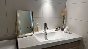 Exterior - Luxury 1BR Near Fashion District by Oneluxstay (Antwerp)