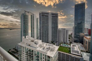 A high-rise building with multiple floors, a rooftop pool, and a view of the ocean. - Modern 1BR At Brickell Bay Club by Oneluxstay (Miami)