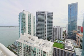 A high-rise hotel with multiple floors, a rooftop pool, and a view of the ocean. - Modern 1BR At Brickell Bay Club by Oneluxstay (Miami)
