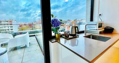 Modern 2BR Penthouse Near Diamond District by Oneluxstay