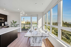 Apartment | 2 bedrooms - Luxury 2BR Hollywood Pool View by Oneluxstay (Los Angeles)