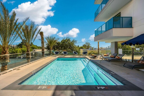 Apartment | 2 bedrooms - Luxury 2BR Hollywood Pool View by Oneluxstay (Los Angeles)