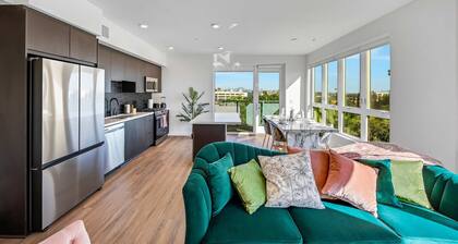 Luxury 2BR Hollywood Pool View by Oneluxstay