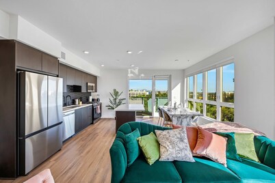 Luxury 2BR Hollywood Pool View by Oneluxstay