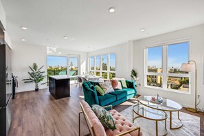 Exterior - Luxury 2BR Hollywood Pool View by Oneluxstay (Los Angeles)