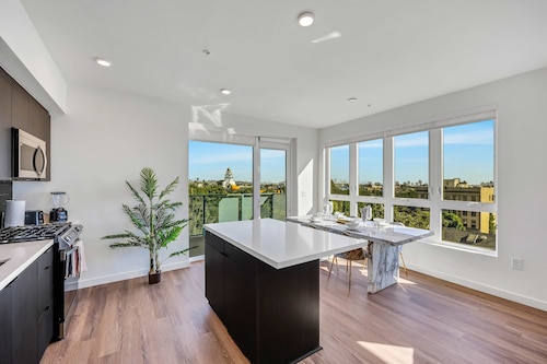 Luxury 2BR Hollywood Pool View by Oneluxstay