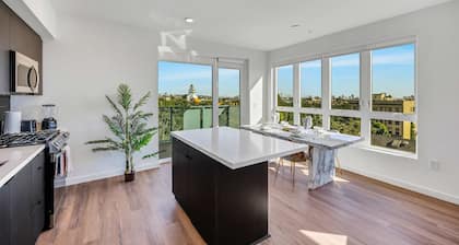 Luxury 2BR Hollywood Pool View by Oneluxstay
