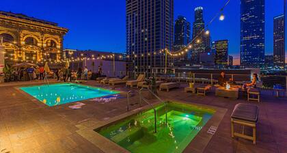 Stylish 2br/1ba at HWH by Oneluxstay