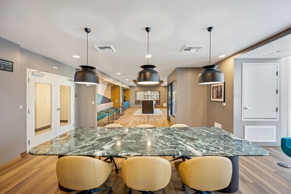 Luxury 2br Hollywood Sign View By Oneluxstay - West Hollywood, CA