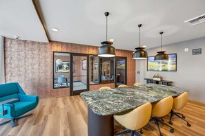 Apartment | 2 bedrooms - Luxury 2BR Hollywood Sign View by Oneluxstay (Los Angeles)