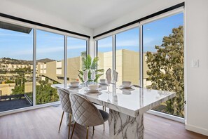 Exterior - Luxury 2BR Hollywood Sign View by Oneluxstay (Los Angeles)