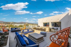 Apartment | 2 bedrooms - Luxury 2BR Hollywood Sign View by Oneluxstay (Los Angeles)
