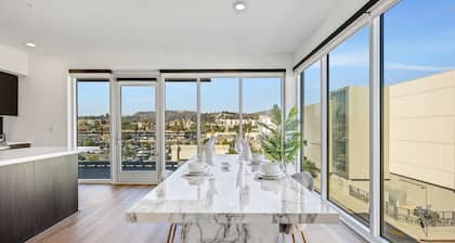 Luxury 2BR Hollywood Sign View by Oneluxstay