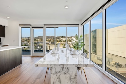 Luxury 2BR Hollywood Sign View by Oneluxstay