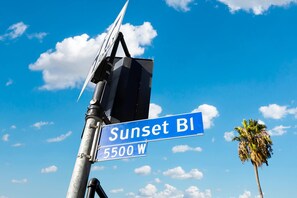 2 bedrooms - Luxury 2BR Hollywood Sign View by Oneluxstay (Los Angeles)