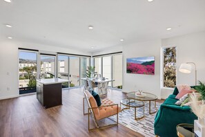 Apartment | 2 bedrooms - Luxury 2BR Hollywood Sign View by Oneluxstay (Los Angeles)