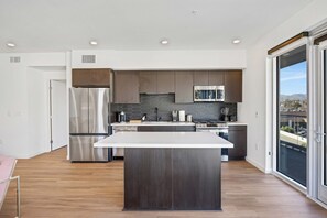2 bedrooms - Luxury 2BR Hollywood Sign View by Oneluxstay (Los Angeles)