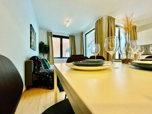 Room - Luxury 2BR 1BA Near Fashion District by Oneluxstay (Antwerp)