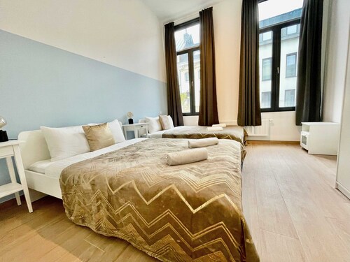 Luxury 2BR 1BA Near Fashion District by Oneluxstay