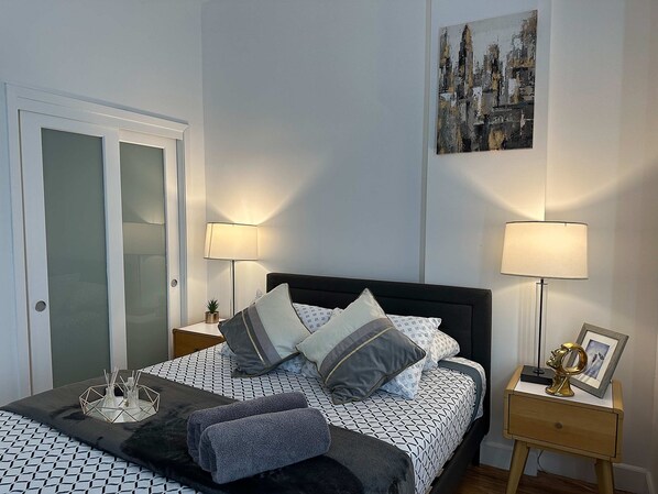 Apartment | 2 bedrooms - Stylish XL 2br/2ba At HWH by Oneluxstay (Los Angeles)