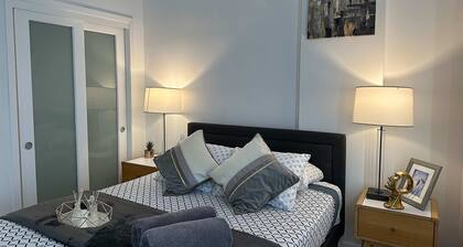 Stylish XL 2br/2ba At HWH by Oneluxstay