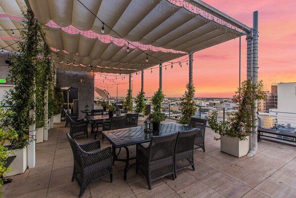 Apartment | 2 bedrooms - Stylish XL 2br/2ba At HWH by Oneluxstay (Los Angeles)